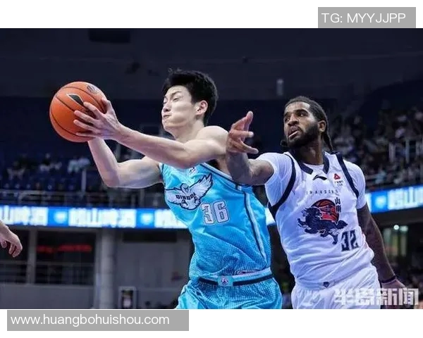 青岛男篮与广厦男篮激战正酣谁能在赛场上笑到最后