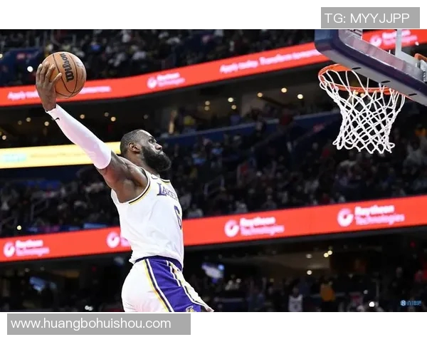 骑士对阵老鹰詹姆斯上演惊艳劈扣瞬间引爆全场热情 骑士对阵老鹰詹姆斯上演惊艳劈扣瞬间引爆全场热情